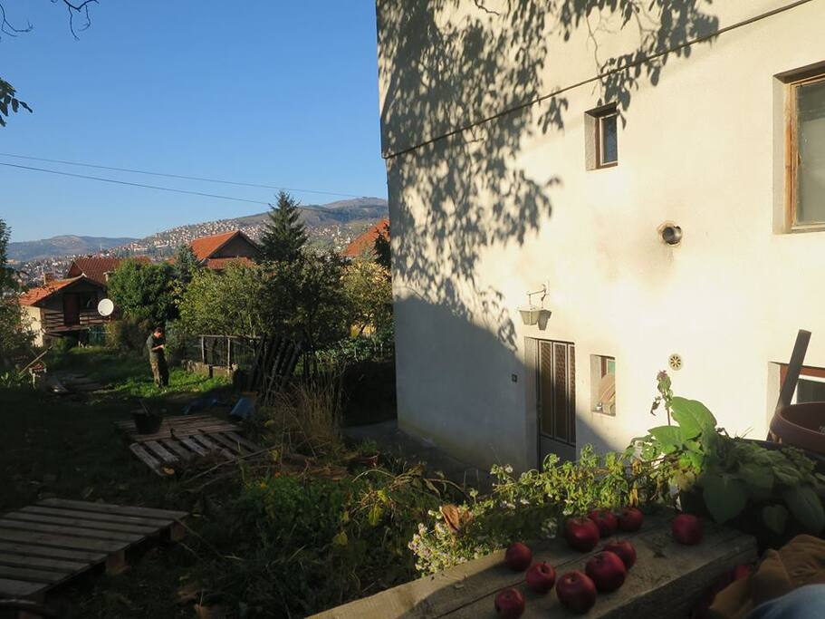 Welcome to Place of Good Vibrations which is 7 minutes walking distance to the touristic attractions and city center. This place consist four rooms for rent, meditation room, kitchen, living room, parking place and beautiful garden. Place is avelabile for a long and short period and people who wants to share theire good energy. Pet friendly.
