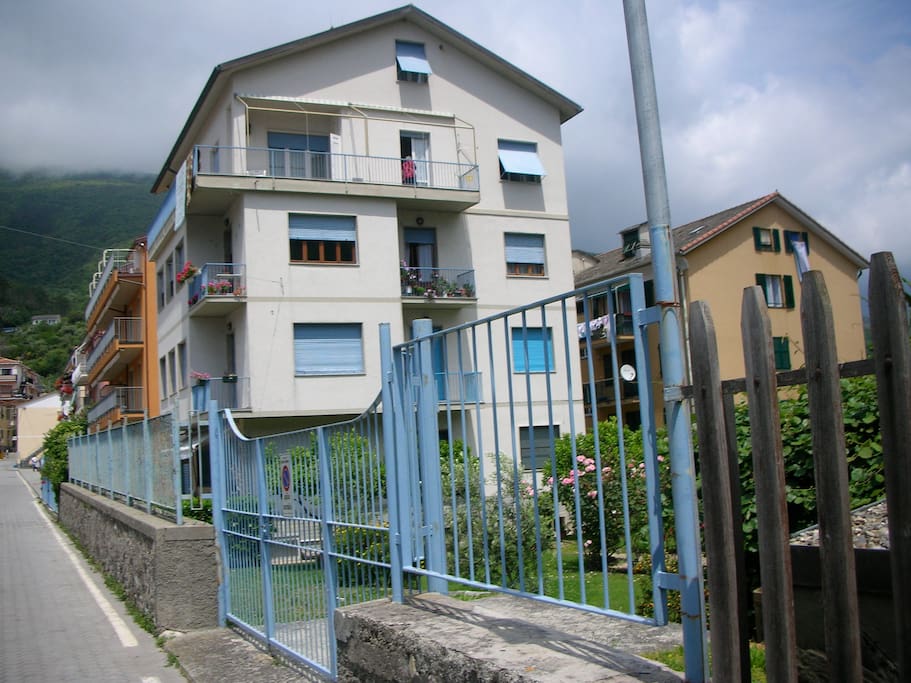 Palazzo. Si affaccia su via della Libertà e sul giardino