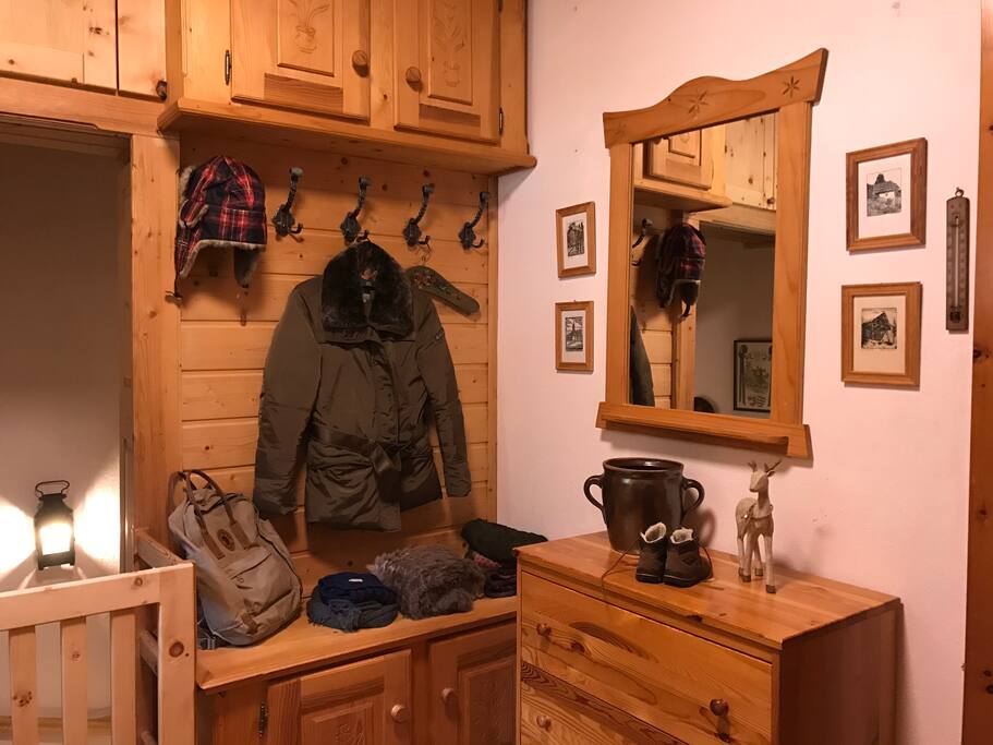 Eingangsbereich mit Garderobe, Gittertür an Treppe