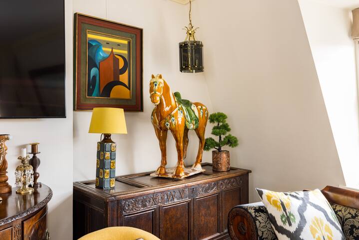 Mayfair 3-Bed 6-Guest Large Penthouse w/Patio gallery image 4