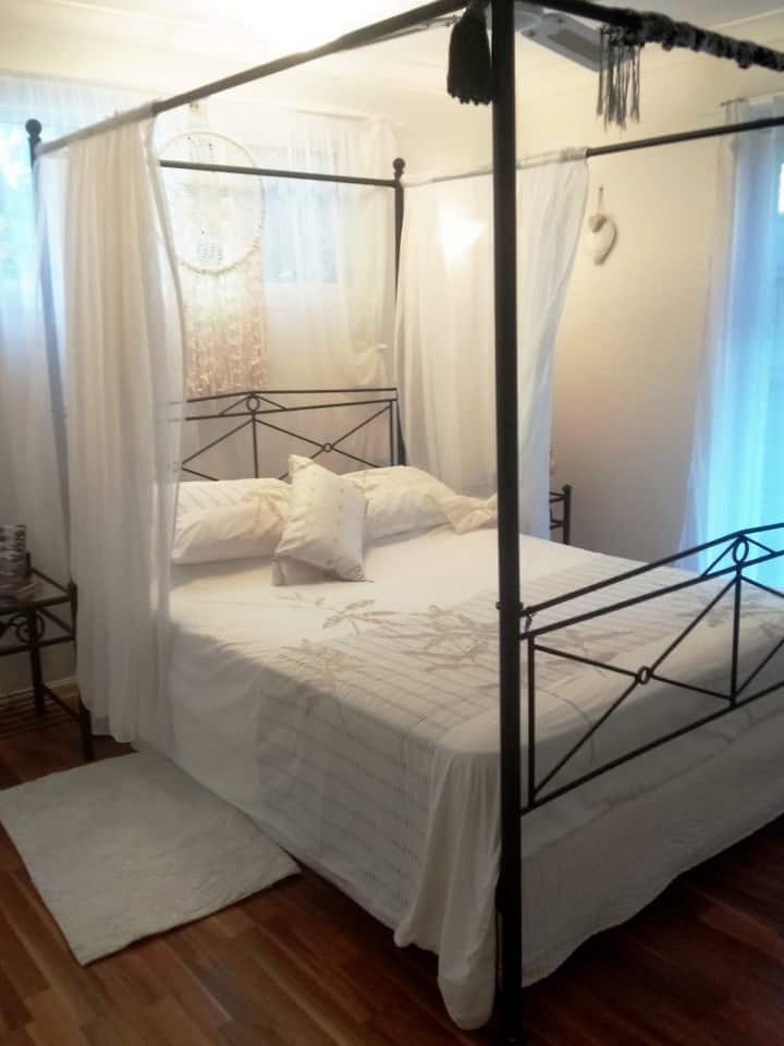 Spacious main Bedroom with comfortable four poster Queen Bed with 
outlook to courtyard.  Modern private ensuite with double shower. Airconditioning plus ceiling fan and mirrored wardrobes.