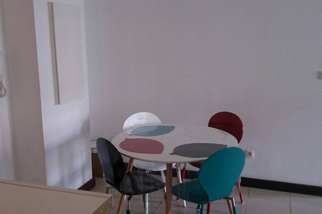 coin repas pour 4 personnes. Si nécessaire, une table est aussi disponible sur la terasse