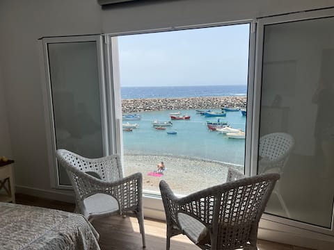 Airbnb con mejor rendimiento: Casa de Luz. Beautiful oceanfront apartment. en Arico