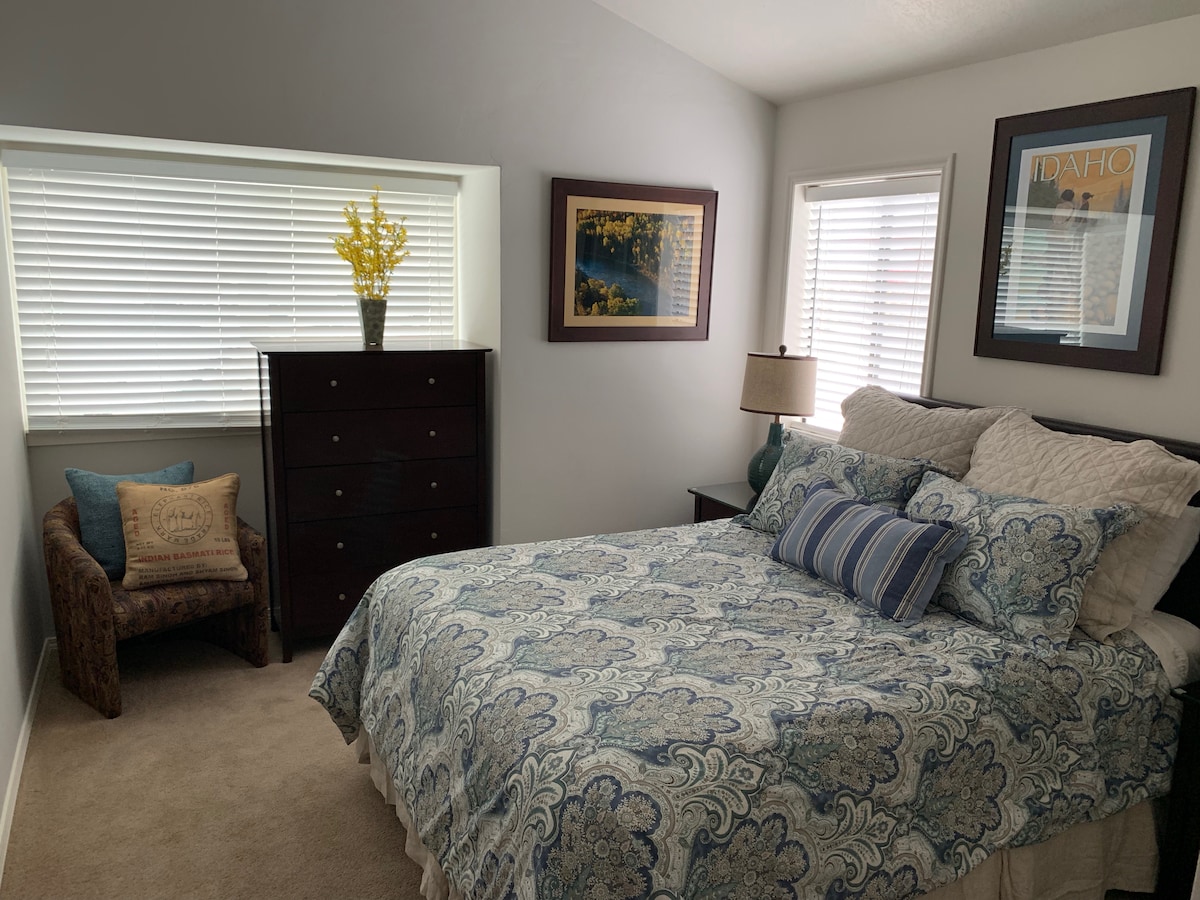 Queenslaapkamer, gelegen op de begane grond