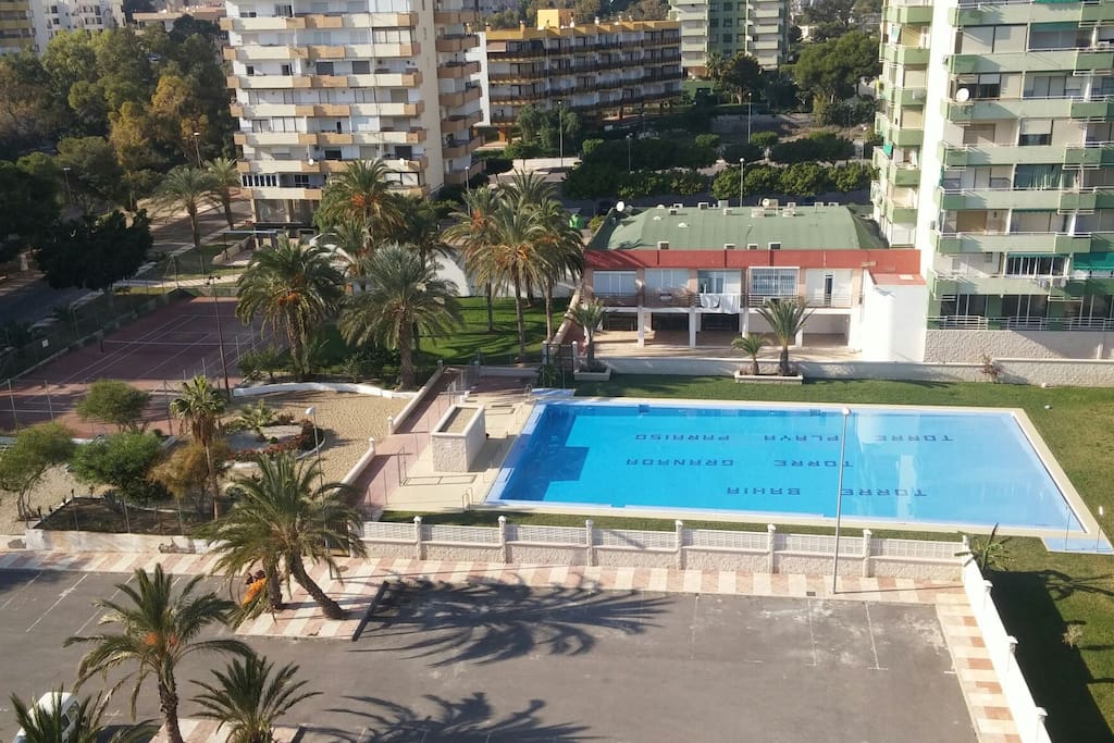 Piscina, pista de tenis y zonas verdes