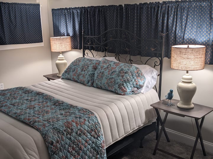 Dormitorio tres: cama tamaño queen 