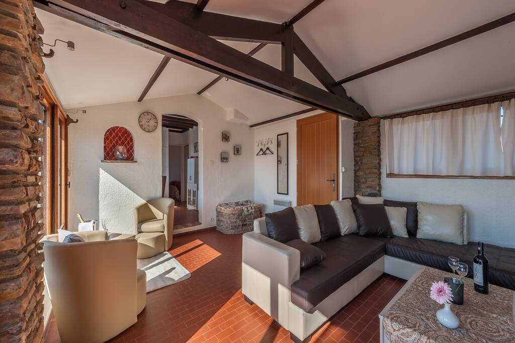 großzügiges helles Wohnzimmer