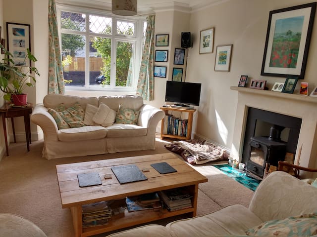 Spacious, comfy entire family home close to centre gallery image 2
