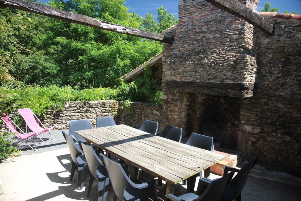 La terrasse close avec le barbecue dans la cheminée