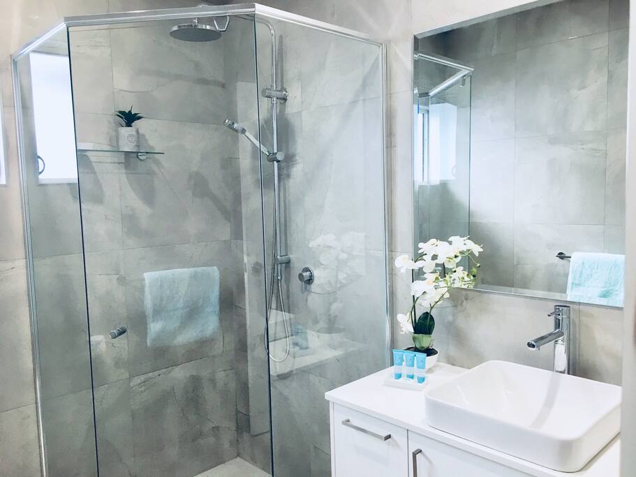 Beachside Glory’s private bathroom