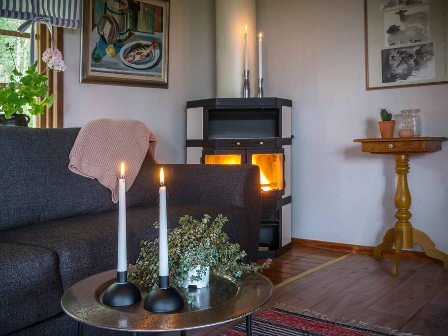 Allrummet med braskamin och bäddsoffa
