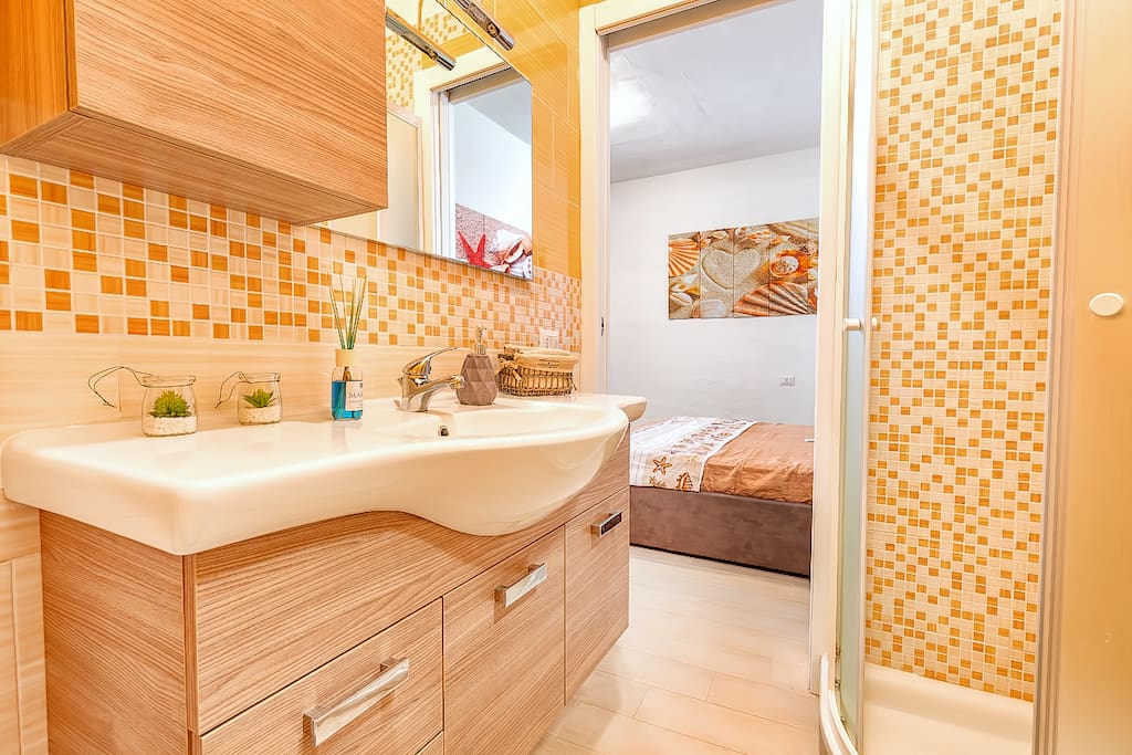 Bagno con doccia.