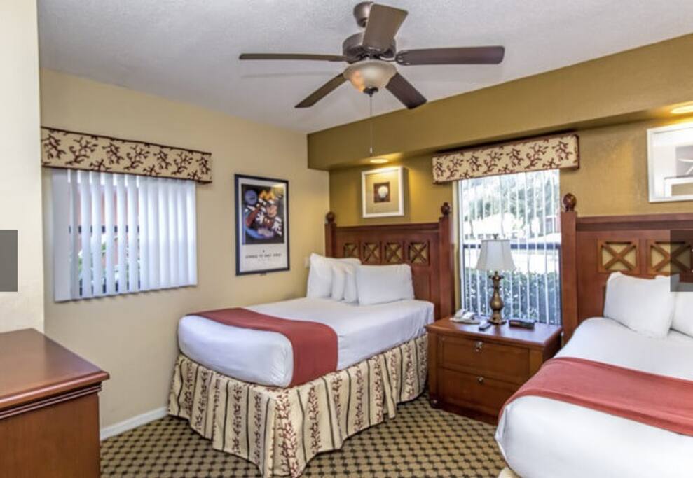 Quarto de solteiro com 2 camas. Móveis e decorações podem variar de um apartamento para outro.