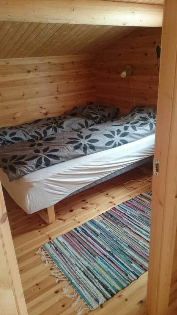 חדר שינה 1 עם מיטה זוגית.