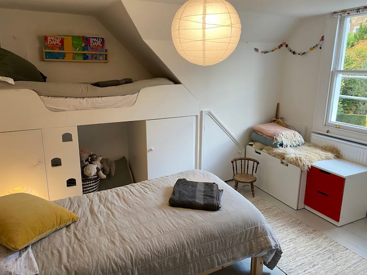 سرير فردي وسرير بطابقين في غرفة النوم في الطابق العلوي يطل على الشارع الهادئ. تتوفر الكثير من الكتب والألعاب لضيوفنا الصغار.