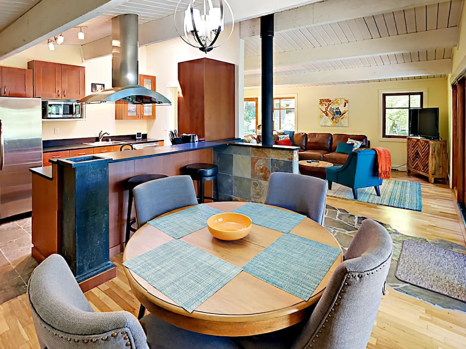 Seating for 4 at the dining table