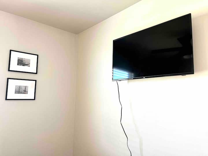 Télévision à écran plat dans la chambre d'hôtes avec Hulu (nous avons des téléviseurs dans chaque chambre afin que vous puissiez vous détendre avec votre émission préférée après une plage amusante ou une journée de pêche !)
