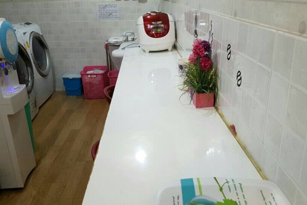 따로 배치된 부엌이며 라면, 계란, 밥, 김치가 따로 제공되어 조식이나 석식을 드실수 있습니다