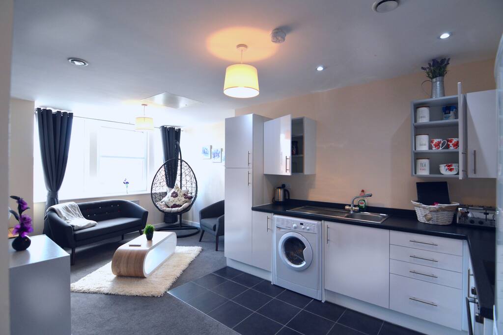 "Great experience from beginning to end. Harmeet made sure to be available to welcome us even after our train has been delayed and made us arrive an hour later. Place was clean and exactly like in the pictures. Would definitely recommend this host/place :)"- Lucille
