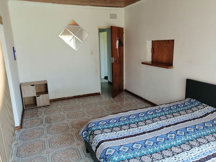 Farmhouse Experience, Wake Up To The Sound And Smell Of Nature.
Play With The Chickens, Bunnies And Other Livestock On The Property. - Delmas