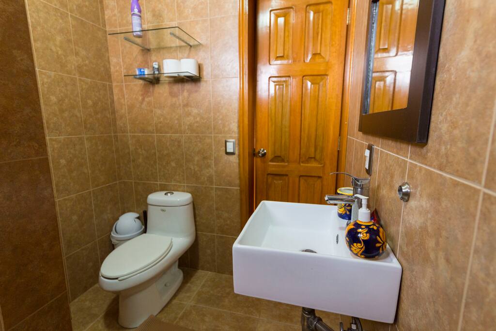 Baño completo compartido con agua caliente todo el día
