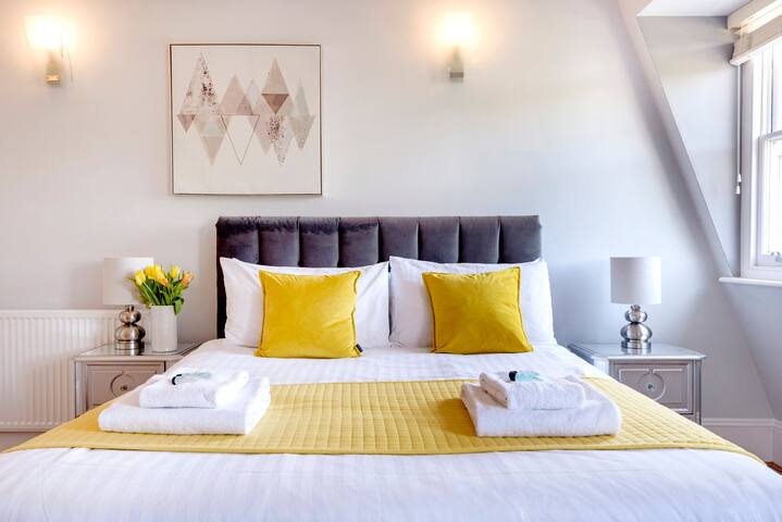 2BR 2Bath Modern Apartment Central City London gallery image 3