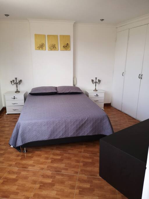 Spacious and bright room, with 3 m window overlooking the city and cable TV.
Amplia e iluminada habitación, con ventanal de 3 m con vista a la ciudad y televisión con cable.