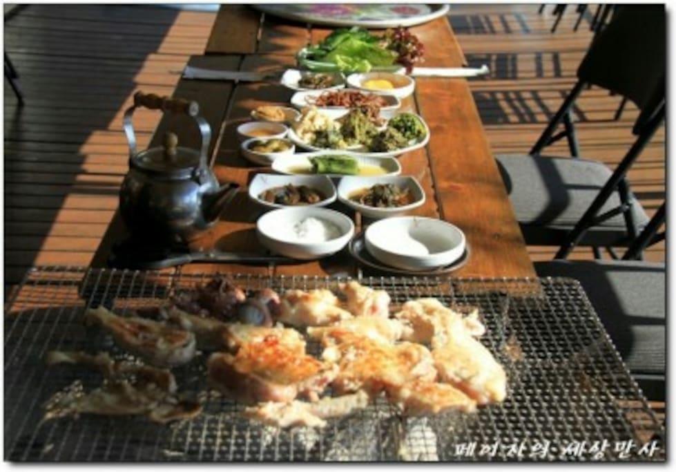 식당도 겸해서 합니다.
메뉴-산닭구이