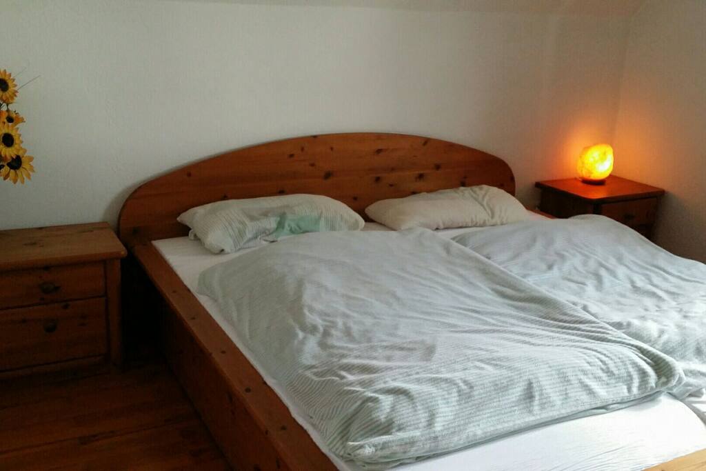 Doppelbett im Zimmer Schellenberg