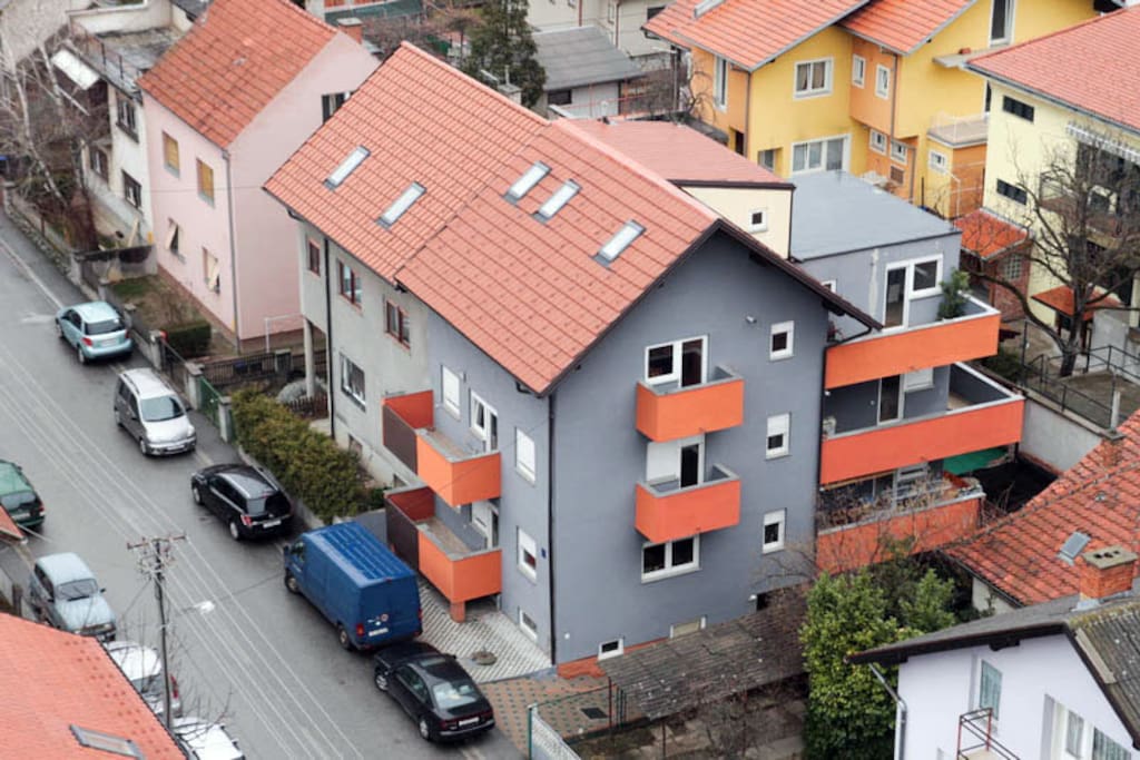 Stambena kuća u kojoj se nalazi apartman na 2.katu