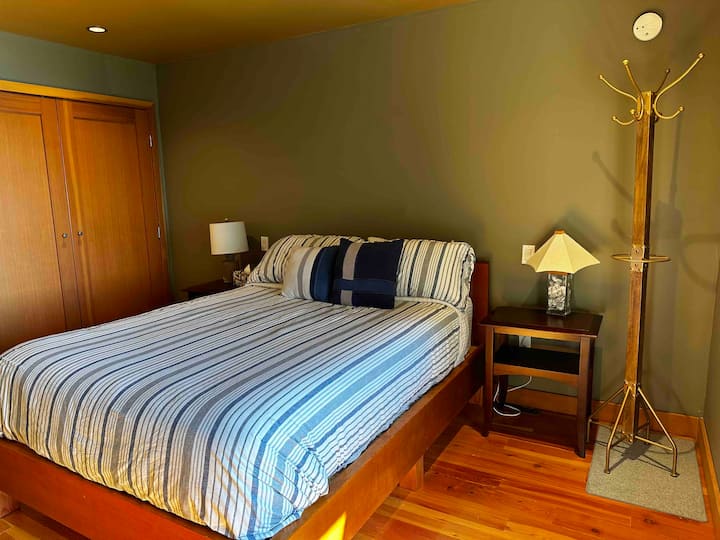 Dormitorio de arriba con cama tamaño queen