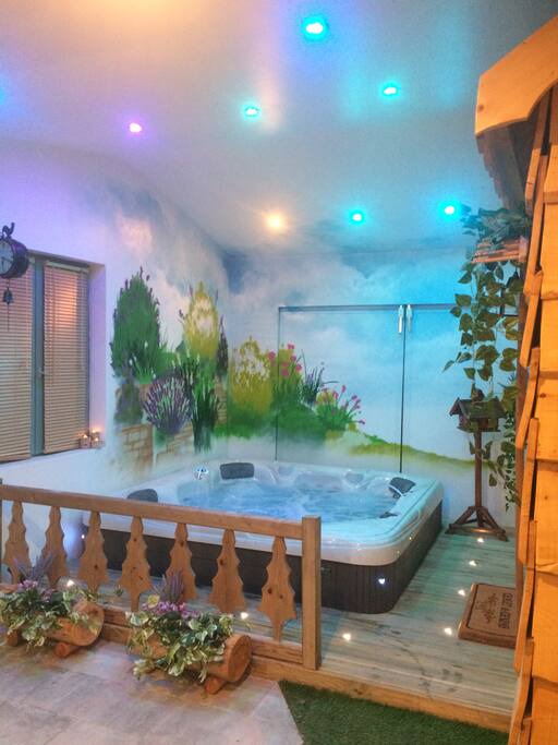 Le jacuzzi se trouve à l'intérieur du chalet.
