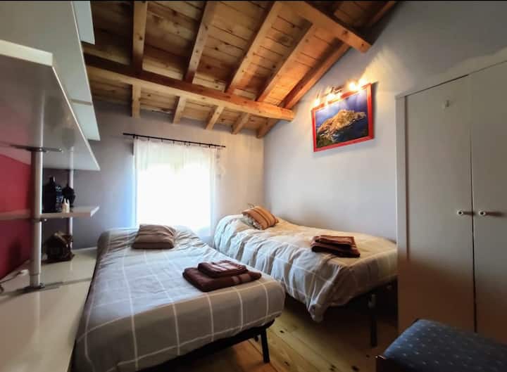 горен етаж: спалня с 2 легла 90 см и гардероб