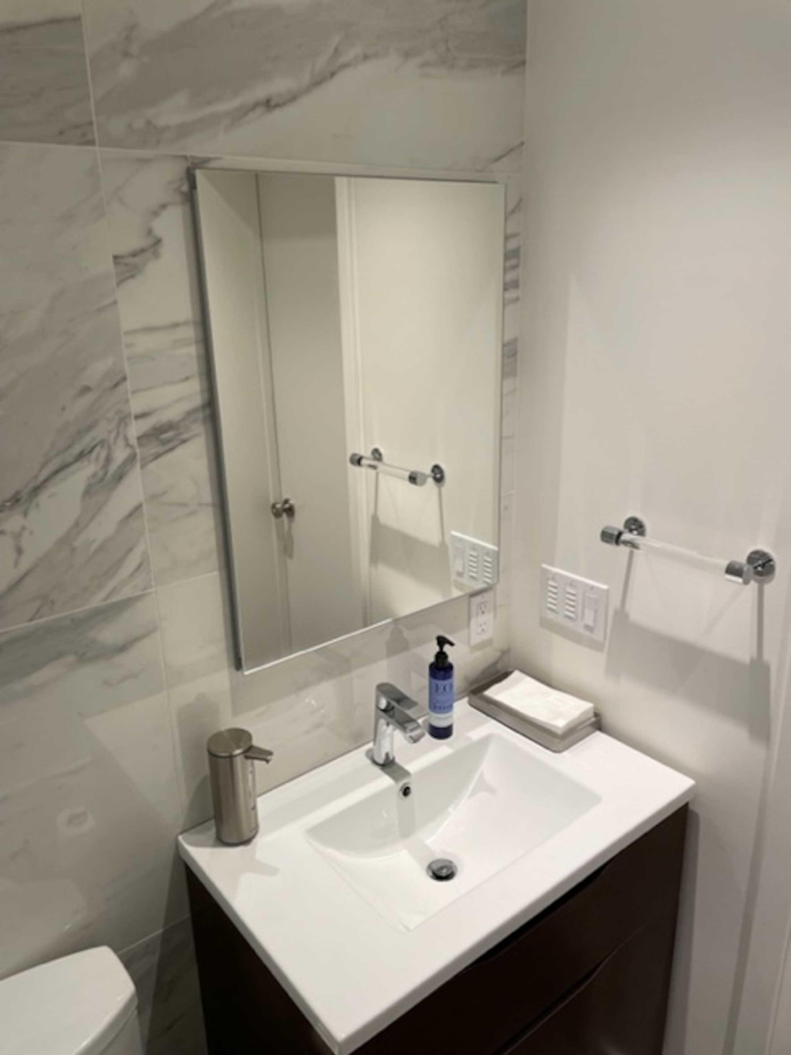 Modern Safe 1Bed and 1Bath Apt w/ Private Entrance - Image 11