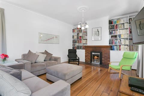 Popular Airbnb listing: Amberley - Hobart Luxury 5 b'rooms, sleeps up to 9 in City Of Hobart