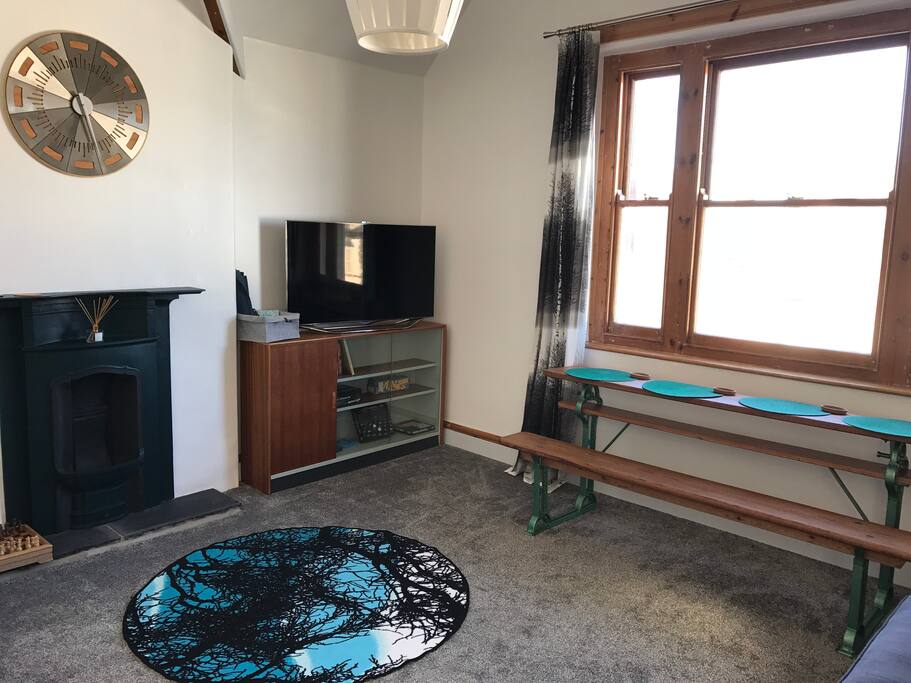 Lounge/Dining