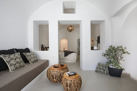 Popular Airbnb listing: Stellar Sun Suite-1BR/Hot-Tub/Sea View in Περιφερειακή Ενότητα Θήρας