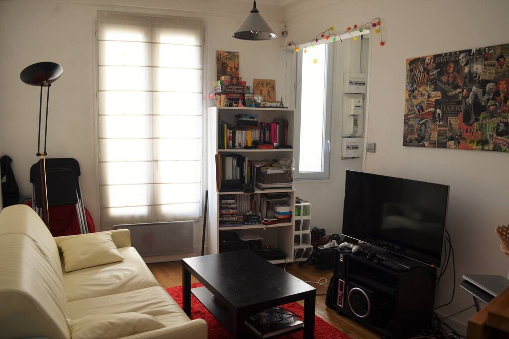 Le salon où de nombreux jeux de société vous attendent / The living-room where you'll find some board games