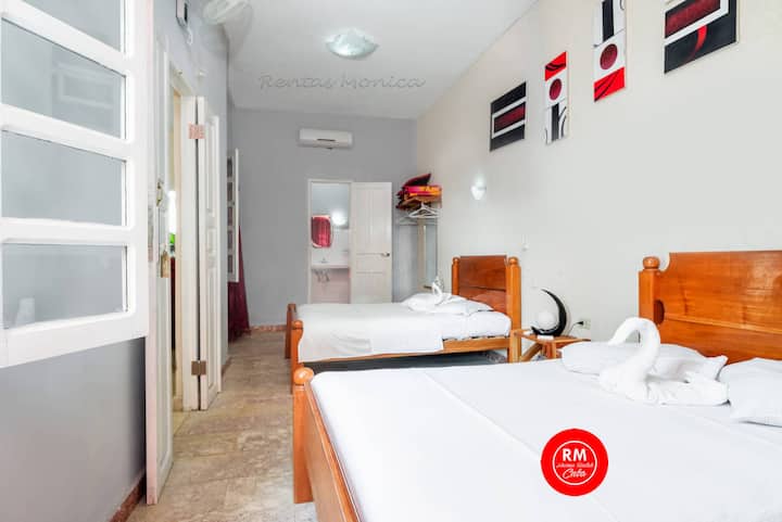 Dormitorio #1 en el nivel superior junto a la sala de estar con 2 camas dobles, baño privado y aire acondicionado, sombrilla y secador de pelo. 