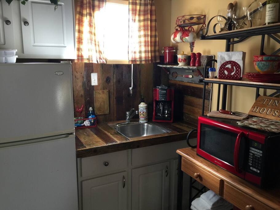 Country Kitchenette
