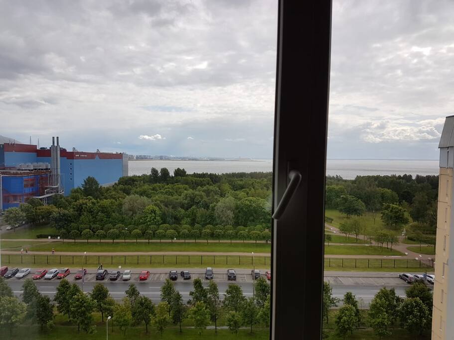 Вид из окна на залив
View from the window to the Gulf of Finland