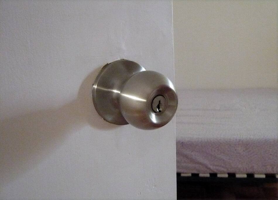 Cerradura en la puerta. Lock the door from outside.