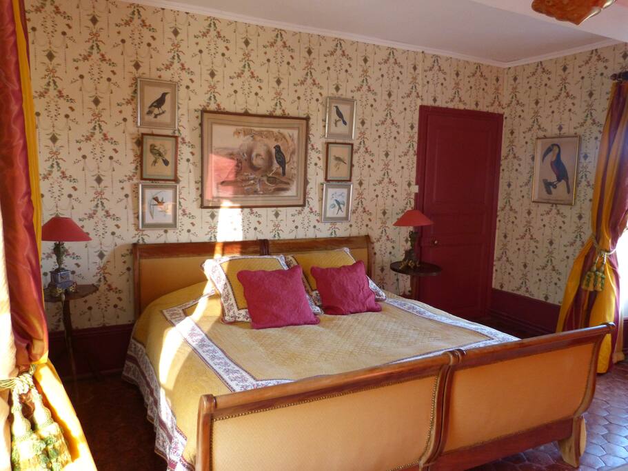 chambre jaune : gravures et meubles anciens