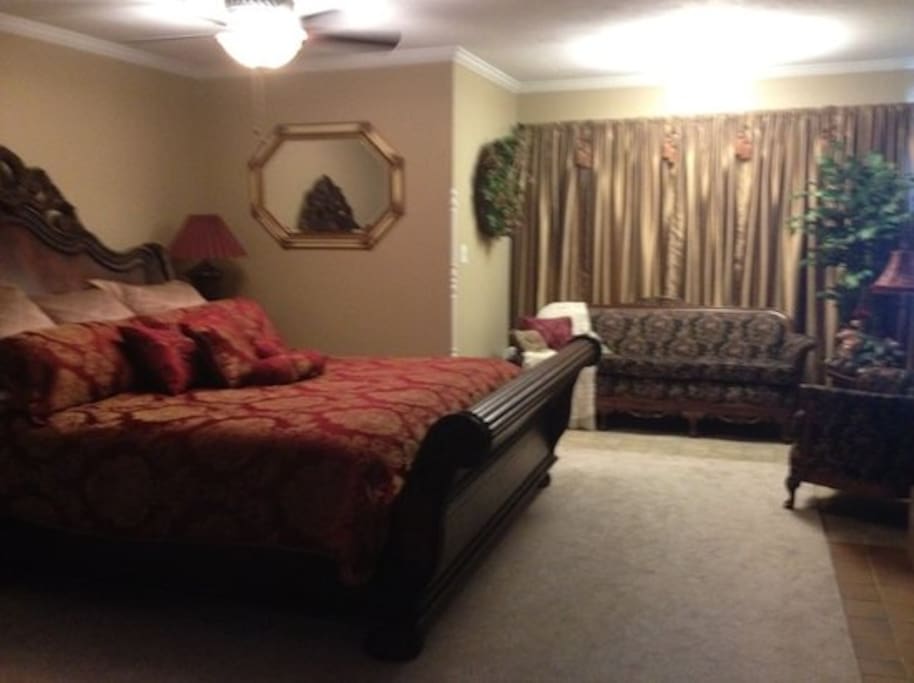 The Foxtrot Room
King Size Bed/Bath