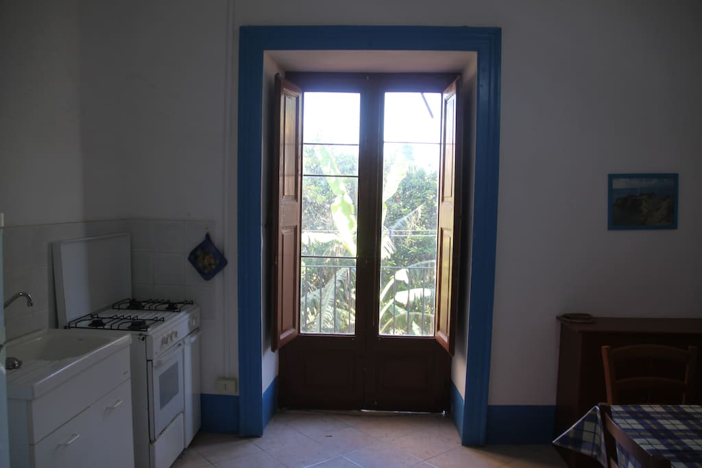 angolo cottura e balcone su giardino interno