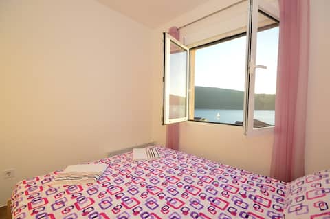 Cozy apartment with sea view, pool and parking