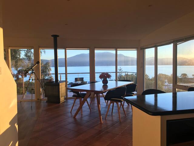 Home Away From Home with 180 Degree Hobart Views gallery image 4