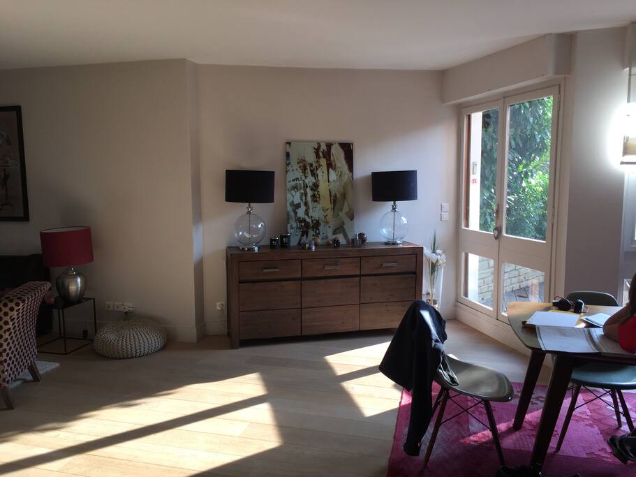 salle à manger sur terrasse ensoleillée