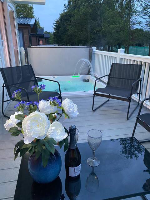 Graceland Lodge with Hot Tub
