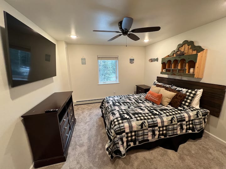 מזרן זיכרון בחדר השינה השני 


טלוויזיה חכמה 65אינץ '.
שידה 
ארון (שמיכות נוספות בארון)
מאוורר תקרה
